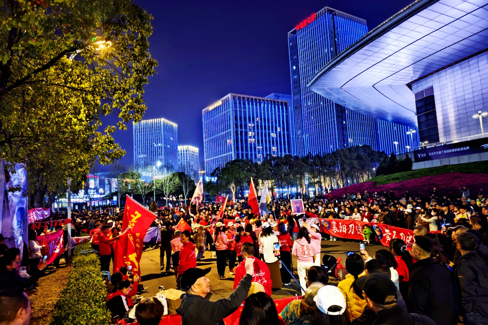 关于Scout重返赛场，锐不可当首场状态出色，FPX观众沸腾！的信息
