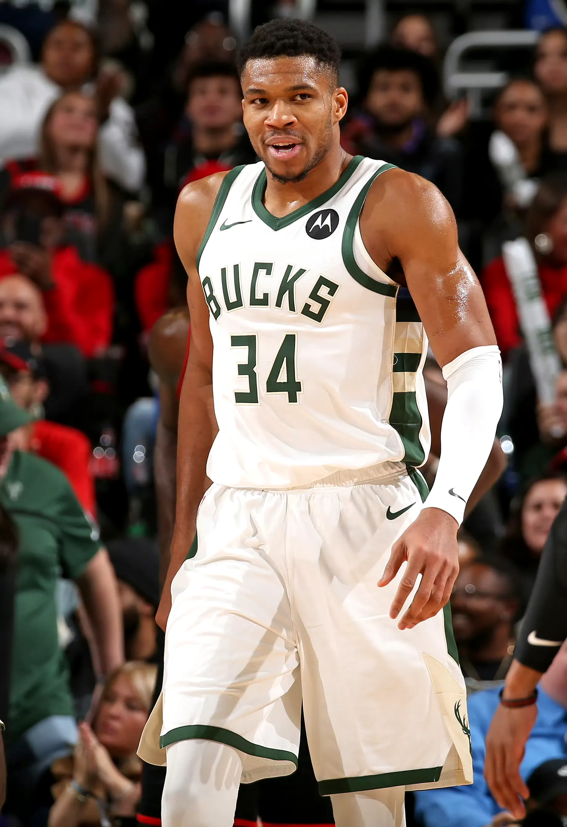 爱游戏体育投注平台包含字母哥回归赛场，问鼎冠军首场状态亮眼，德国队观众沸腾！的词条