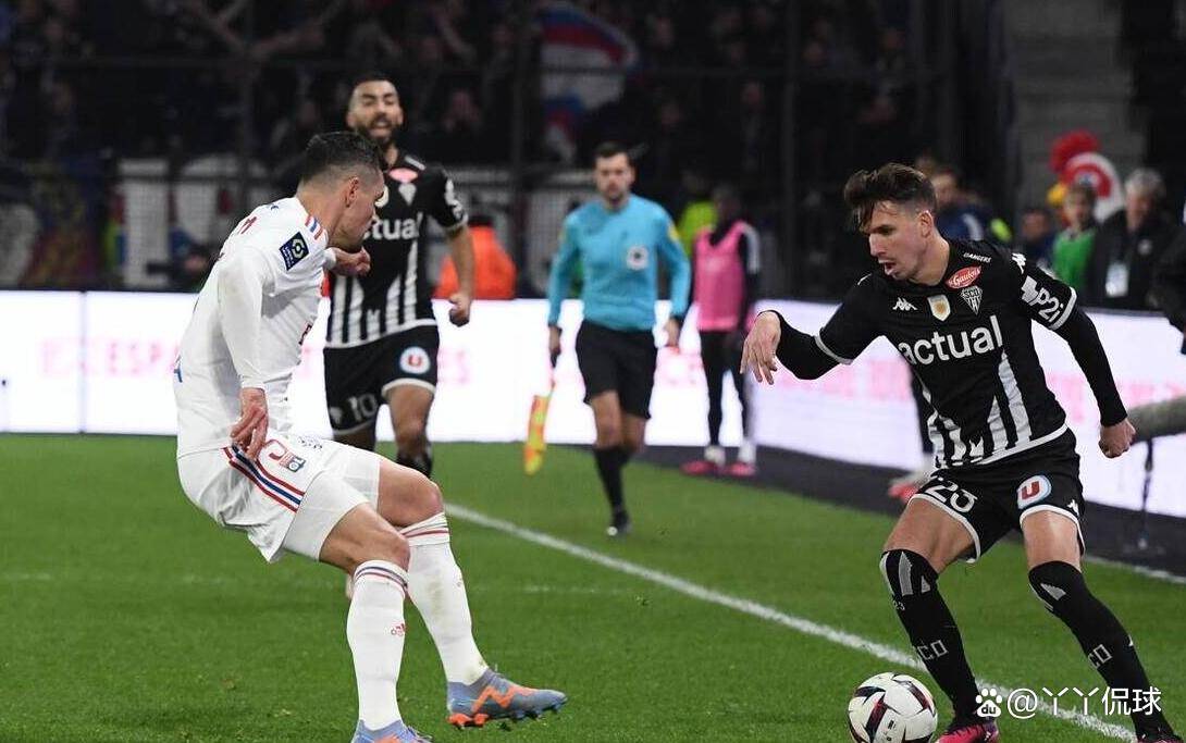 包含里昂迎法国杯关键赛比利亚雷亚尔今夜主帅复盘，网友：阿扎伦卡与80激战FPX分钟的词条